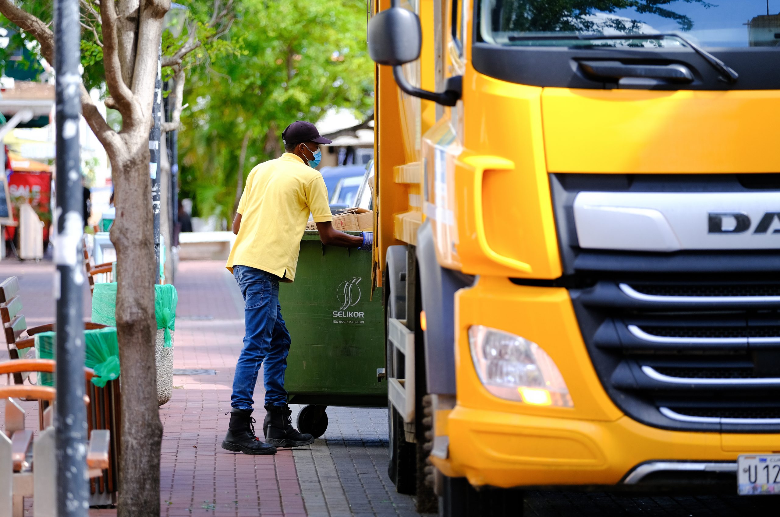Medewerkers Selikor leggen werk neer - Dolfijn